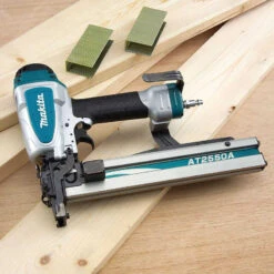 Agrafeuse Sans Fil 18V à Couronne 8.3 Bar (16 Ga) - MAKITA AT2550A -Meilleur Outillage Magasin agrafeuse sans fil 18v a couronne makita at2550a 6