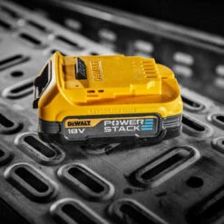 Batterie Pour Outil Sans Fil POWERSTACK 18V XR Li-Ion 1,7 Ah - DEWALT DCBP034-XJ -Meilleur Outillage Magasin batterie pour outils sans fil 18v li ion powerstack dewalt dcbp034 xj 6