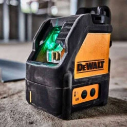 Laser à 2 Lignes Vertes En Croix Avec Support Et Coffret - DEWALT DW088CG-XJ -Meilleur Outillage Magasin laser croix avec lignes vertes dewalt dw088cg xj 3