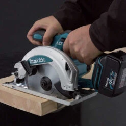 Scie Circulaire 18V LXT Ø165 Mm (2x5,0 Ah) En MAKPAC - MAKITA DHS680RTJ 11 Scie Circulaire 18V LXT Ø165 Mm (2x5,0 Ah) En MAKPAC - MAKITA DHS680RTJ -Meilleur Outillage Magasin scie circulaire makita dhs680rtj 5